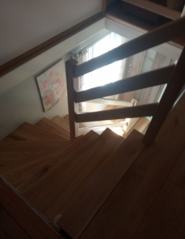 Drewniane schody z jasnego drewna