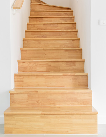 Jasne drewniane schody